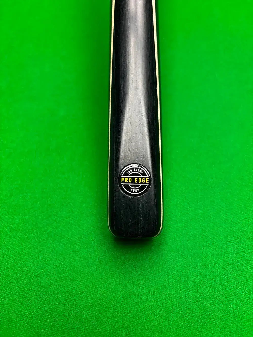 Snooker cue with Pro Edge logo on a green cloth background