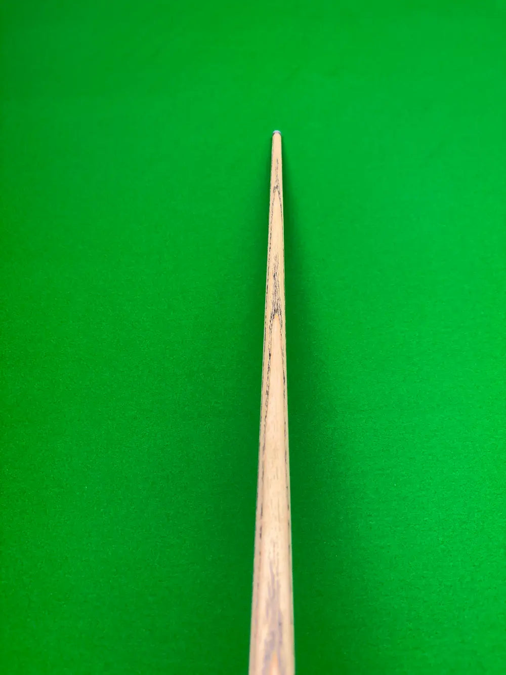 Pro Edge Shadow 21 - Ash - 3/4 - Ebony and Makha Tae butt - titanium ferrule on a snooker table