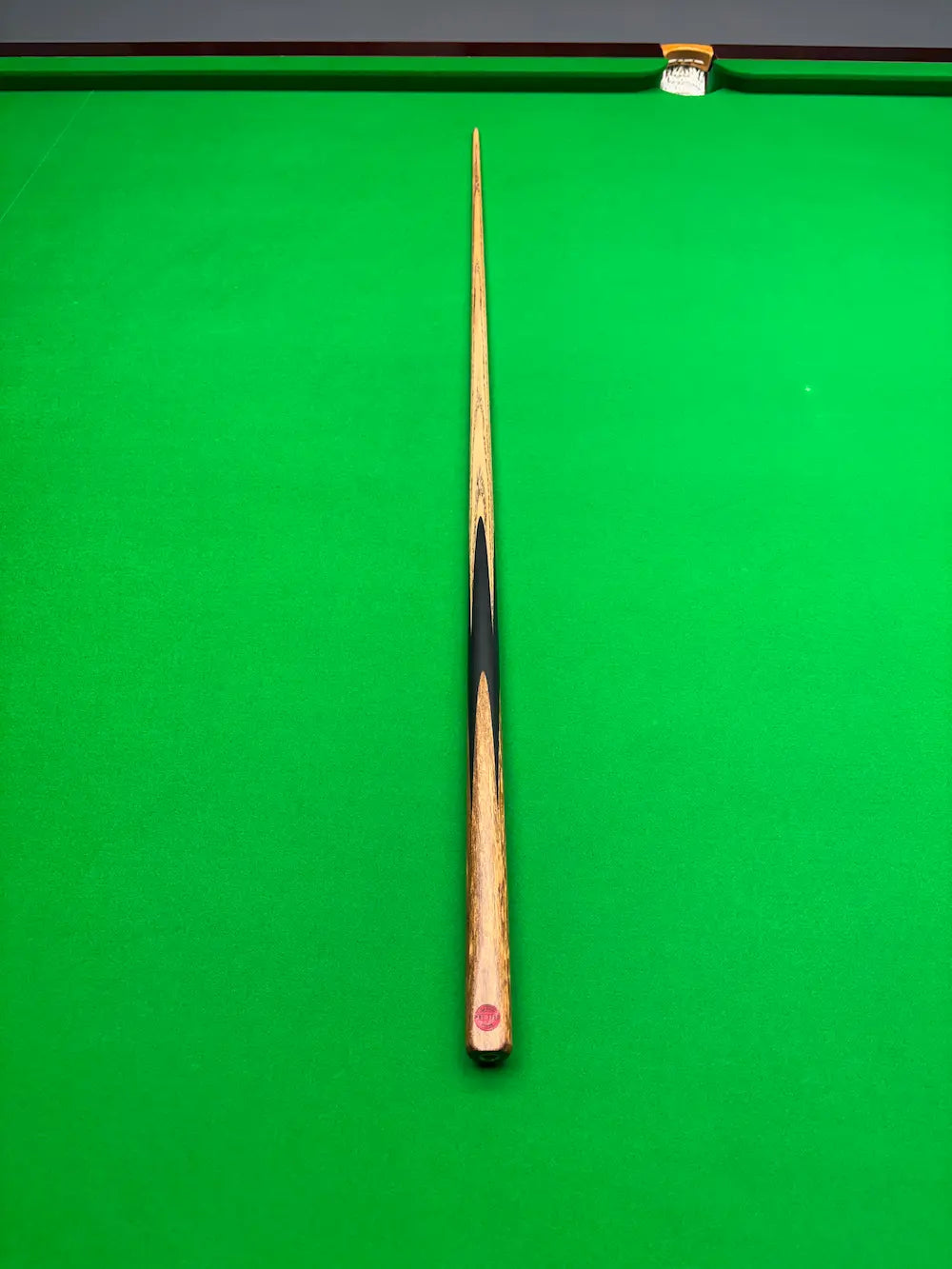 Snooker cue on a snooker table ash ebony makha