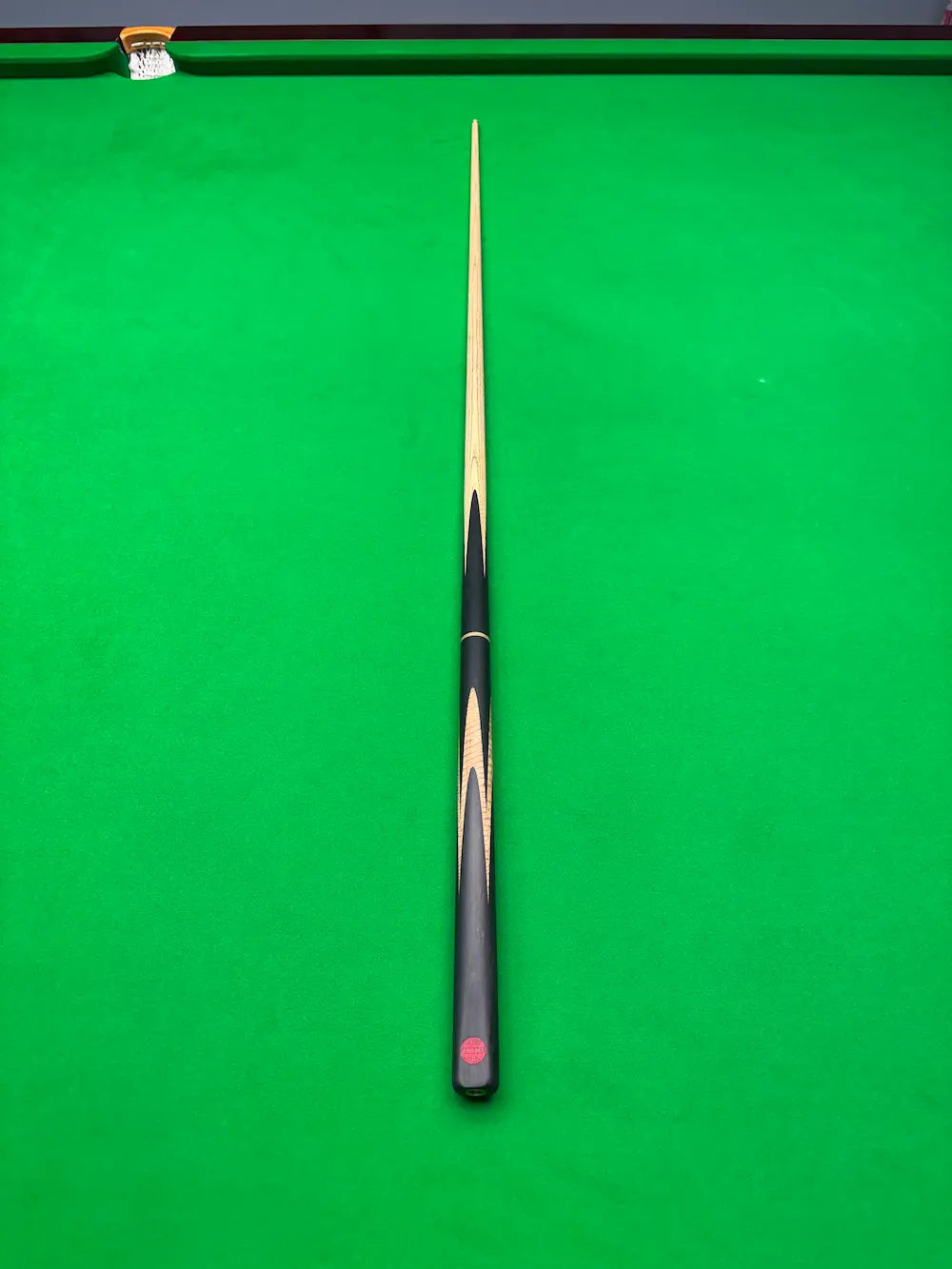 3/4 Snooker cue Pro Edge Shadow on a snooker table