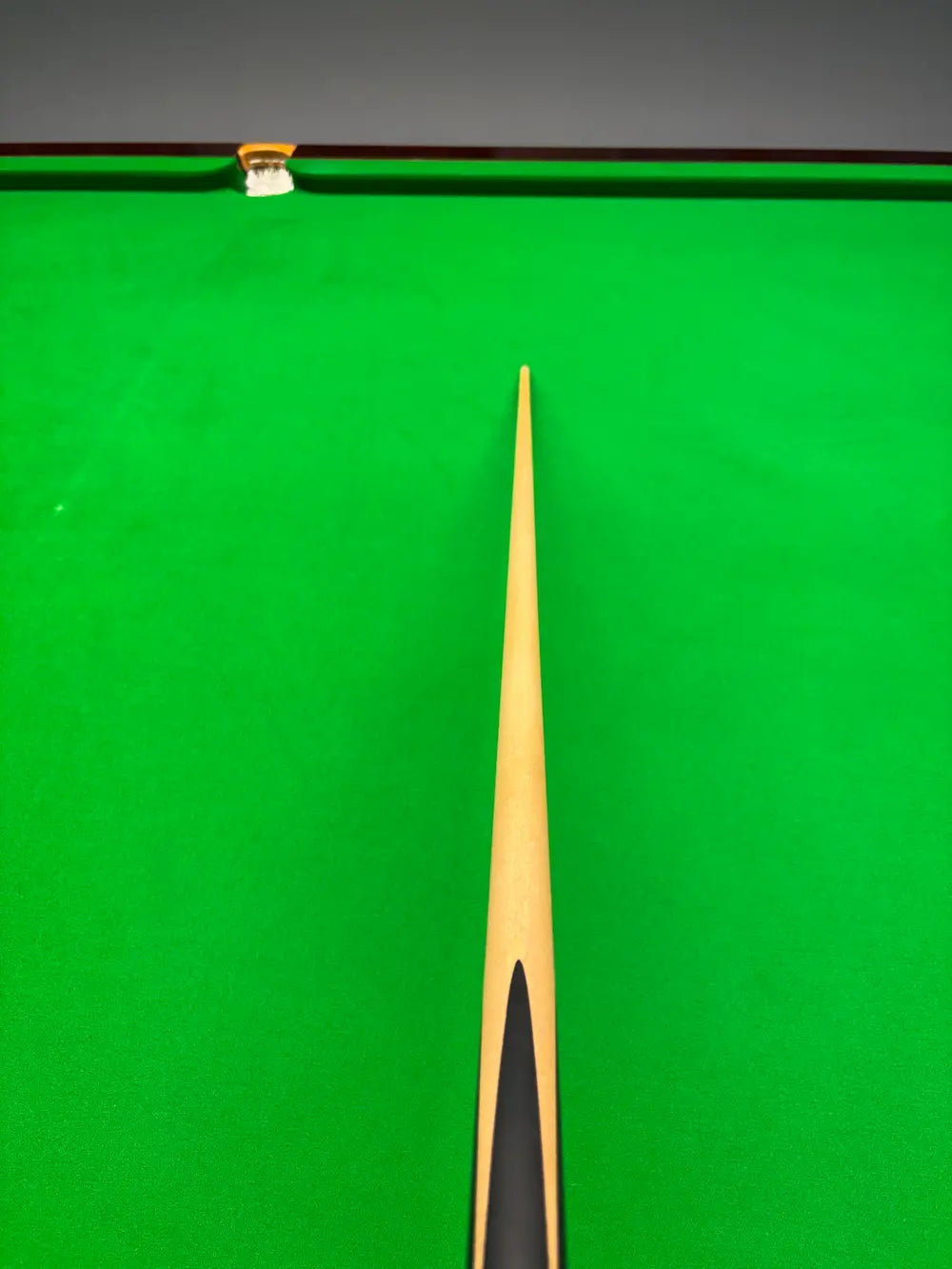 Snooker cue Pro edge shadow No.02 on a green snooker table