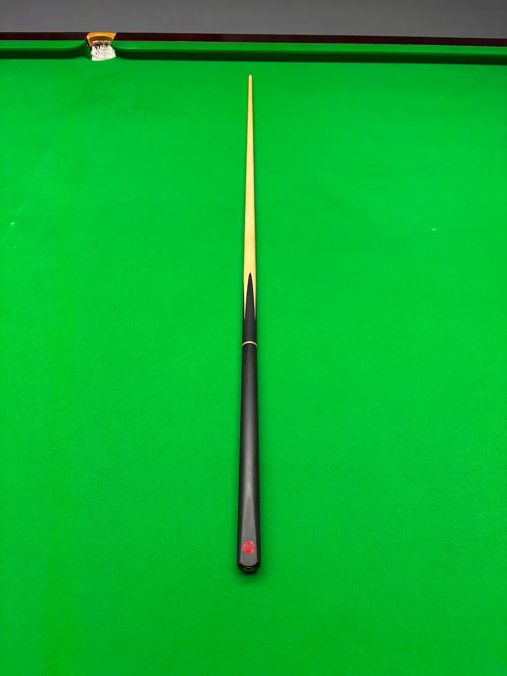 Snooker cue Pro edge shadow No.02 maple on a snooker table