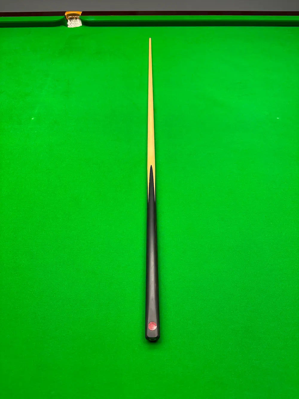 Pro edge shadow No. 01 - 1 piece maple - titanium ferrule - ebony butt snooker cue on a snooker table