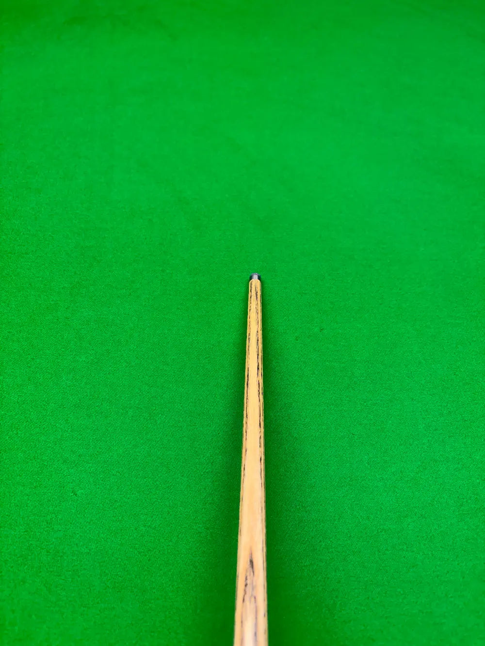 Snooker cue Pro edge shadow No.05 on a green snooker table