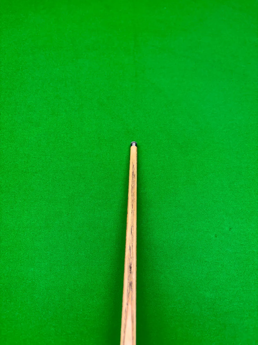 Pro edge shadow No 09 - 3/4 ash - titanium ferrule snooker cue on a snooker table