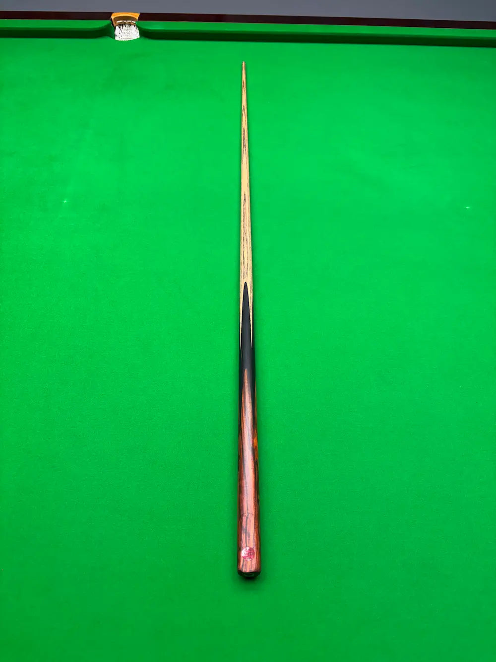  snooker cue on a snooker table Pro edge shadow No.12 - 1 piece ash - titanium ferrule- ebony and Siamese rosewood butt