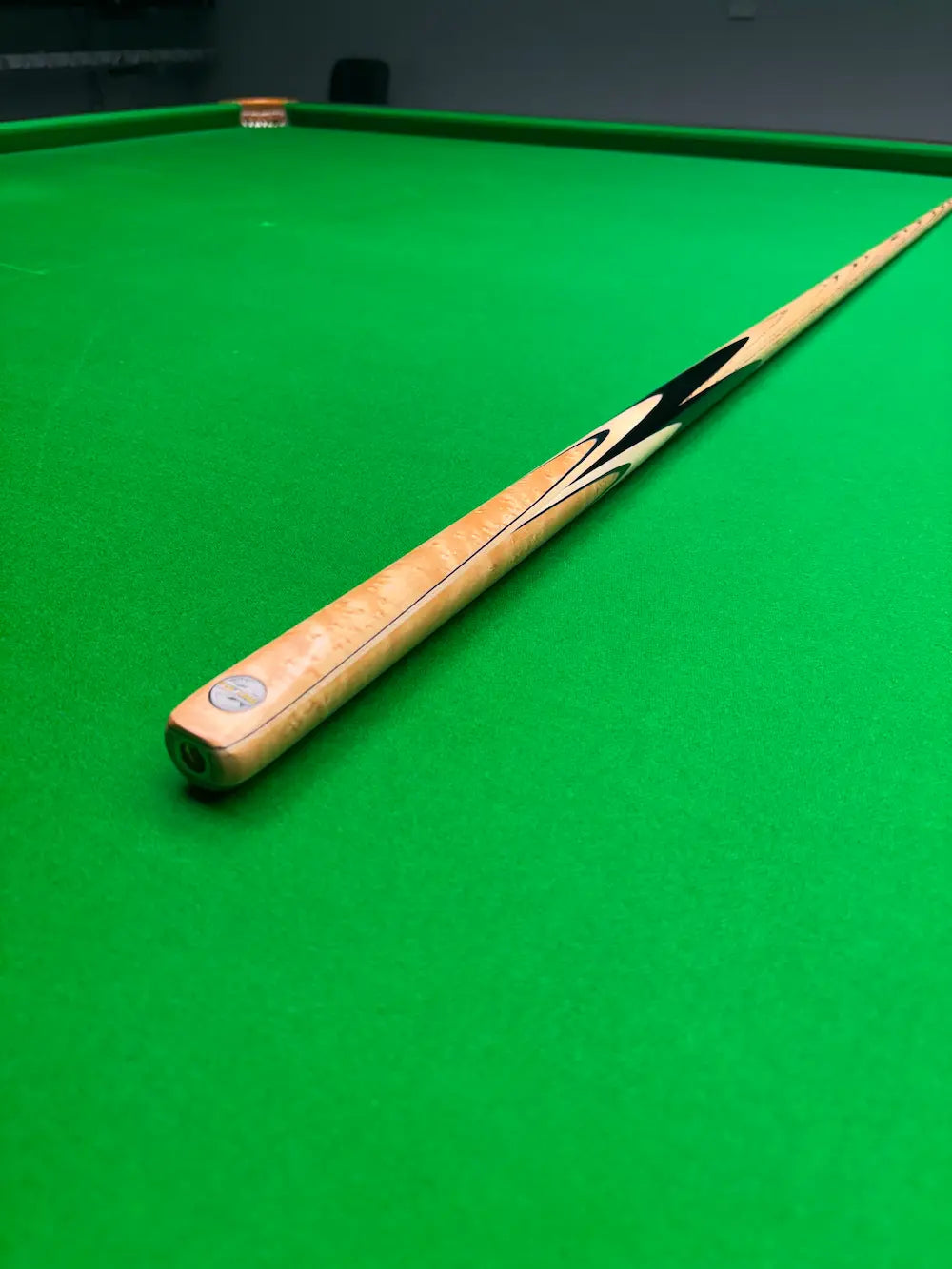 Pro Edge Precision 09 snooker cue Ebony and maple style butt