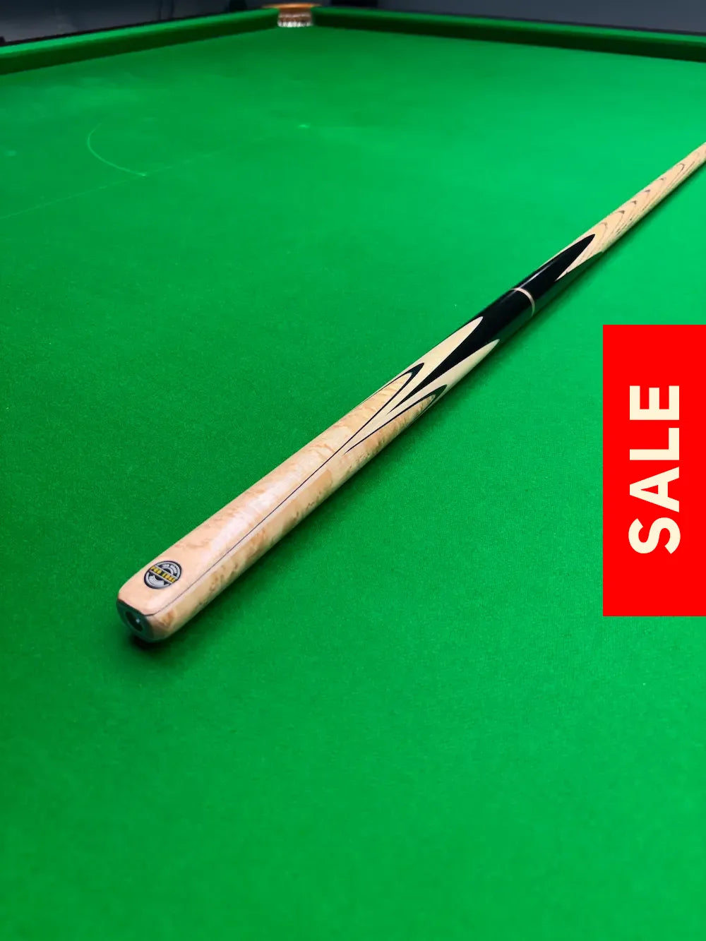 Snooker cue on sale on a green snooker table
