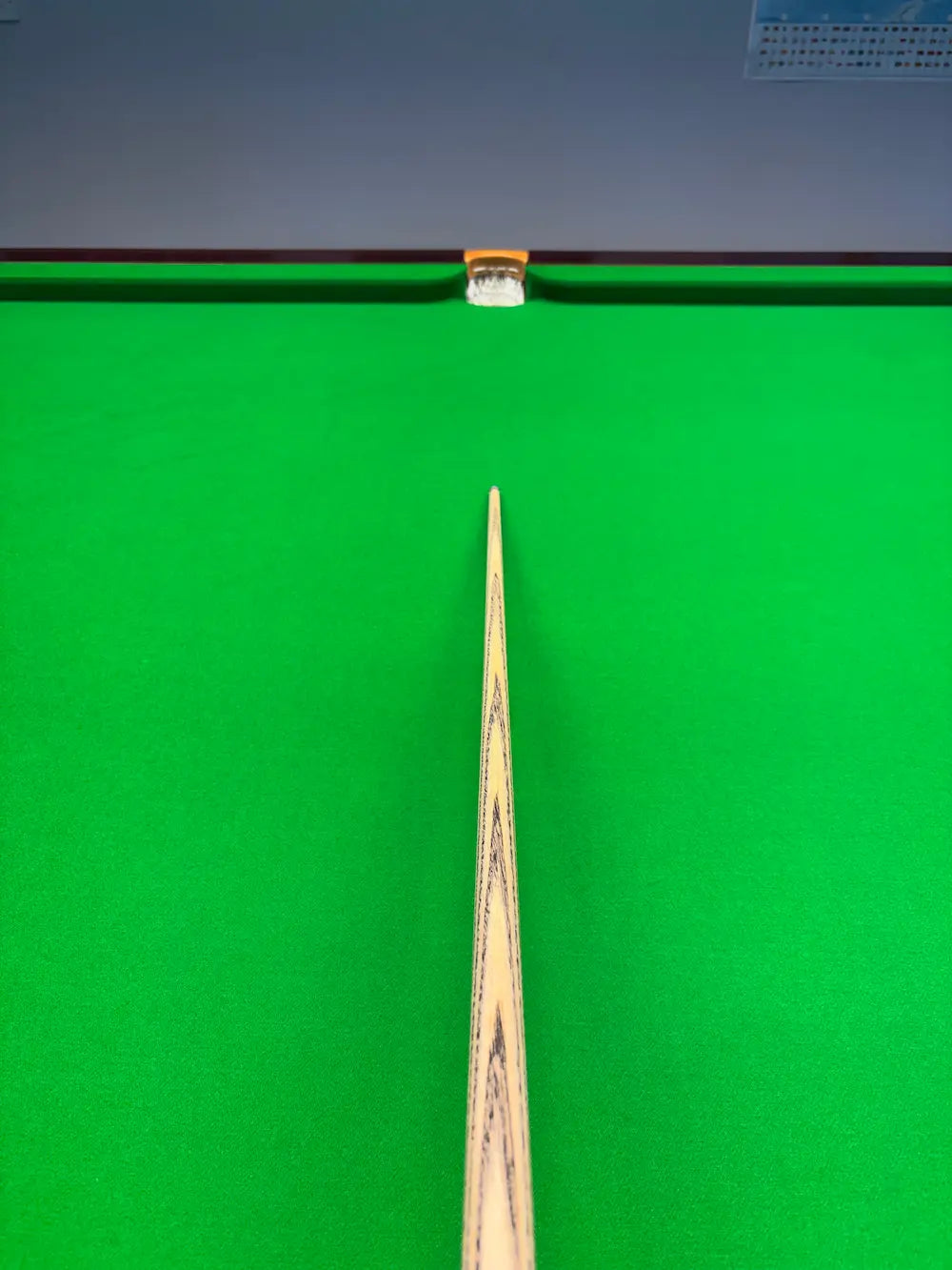 snooker cue on a snooker table by professional snooker player ian burns