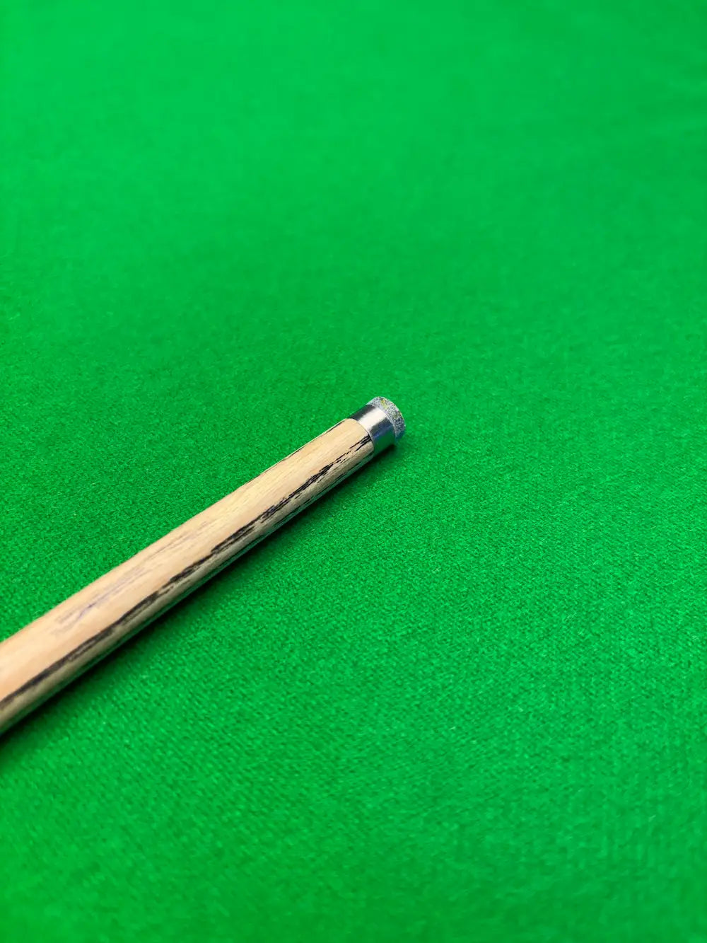 ash snooker cue with a titanium ferrule an a beautiful pro edge tip