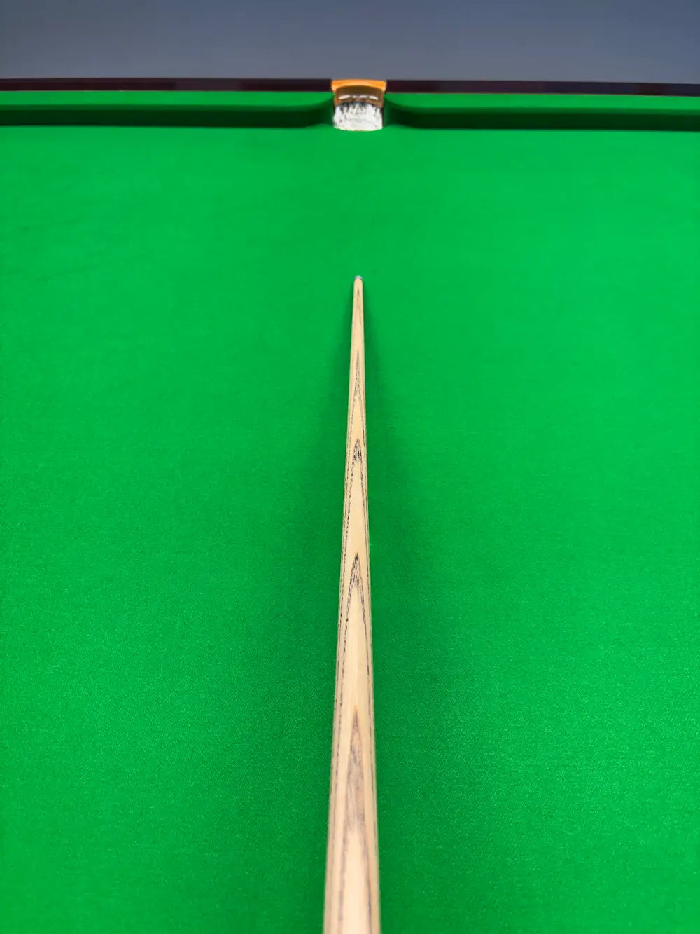 pro edge ash snooker cue with a titanium ferrule by pro snooker player ian burns